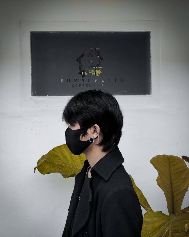 Pria yang akrab disapa Bobocu ini menjelaskan jika ia tidak meniru persis gaya ala aktor Korea. Ia hanya mencari referensi gaya yang mirip dengan tokoh idolanya tersebut. Cari referensi nah lalu tinggal cari baju yang agak mirip kaya di style-nya. Tetep low budget. Kalau niru-in semua belum bisa, lanjutnya. Foto: Dok.Instagram @bobocu.id.