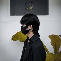 Pria yang akrab disapa Bobocu ini menjelaskan jika ia tidak meniru persis gaya ala aktor Korea. Ia hanya mencari referensi gaya yang mirip dengan tokoh idolanya tersebut. Cari referensi nah lalu tinggal cari baju yang agak mirip kaya di style-nya. Tetep low budget. Kalau niru-in semua belum bisa, lanjutnya. Foto: Dok.Instagram @bobocu.id.