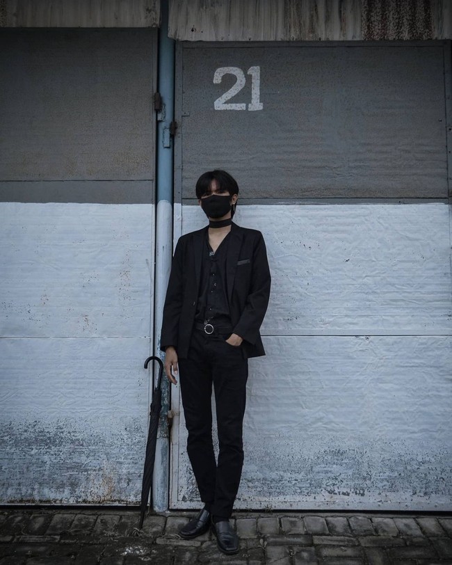 Pria 24 tahun itu mengaku sudah lama ingin berpenampilan ala Oppa Korea. Akan tetapi baru diwujudkannya pada tahun 2018. Kerap melakukan cosplay ala pria Korea, Yogi mengaku menerima berbagai komentar netizen, baik yang positif maupun negatif. Namun untuk komentar negatif, dia tak menanggapinya. Komentar di TikTok seru walau banyak yang hate. Tapi makin ke sini yang hate jadi fans, tuturnya seraya tertawa. Foto: Dok.Instagram @bobocu.id.