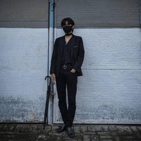 Pria 24 tahun itu mengaku sudah lama ingin berpenampilan ala Oppa Korea. Akan tetapi baru diwujudkannya pada tahun 2018. Kerap melakukan cosplay ala pria Korea, Yogi mengaku menerima berbagai komentar netizen, baik yang positif maupun negatif. Namun untuk komentar negatif, dia tak menanggapinya. Komentar di TikTok seru walau banyak yang hate. Tapi makin ke sini yang hate jadi fans, tuturnya seraya tertawa. Foto: Dok.Instagram @bobocu.id.