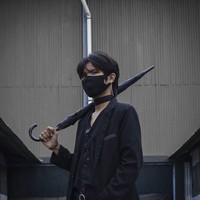 Ia menyebutkan detail dan harga outfit yang ia gunakan saat meniru gaya Hwang In Yeop yang berperan sebagai Han Seo Jun di True Beauty. Jujur ya itu sepatu pantofel dikasih om, celana beli Rp 200 ribu, ikat pinggang Rp 13 ribu, kemeja Rp 200 ribu aku balik aslinya ada motifnya. Blazer pinjam teman, kalau beli harga Rp 250 ribu. Aksesori di leher dasi sekolah. Masker scuba Rp 10 ribu dapat 3. Anting Rp 15 ribu-an dan payung Rp 40 ribu. Nggak ada sejuta, sebutnya seraya tertawa lagi. Foto: Dok.Instagram @bobocu.id.