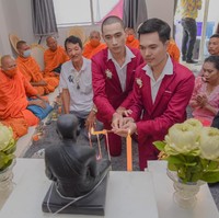 Bas dan Smile menikah dengan pemberkatan budha. Inilah potret saat upacara pernikahan berlangsung.  Foto: dok. Facebook