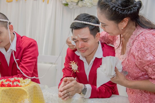 Inilah potret Bas dan Smile yang tampak terharu saat diberkati oleh keluarga.  Foto: Facebook