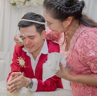 Inilah potret Bas dan Smile yang tampak terharu saat diberkati oleh keluarga.  Foto: Facebook