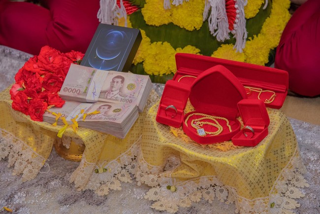 Bas dan Smile juga memamerkan mahar. Dalam budaya Thailand, salah satu pasangan memberikan mahar sejumlah uang dan emas untuk mempelai pengantinnya.  Foto: Facebook