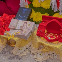 Bas dan Smile juga memamerkan mahar. Dalam budaya Thailand, salah satu pasangan memberikan mahar sejumlah uang dan emas untuk mempelai pengantinnya.  Foto: Facebook