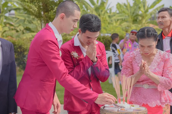 Inilah potret pernikahan Bas dan Smile. Masyarakat Thailand umumnya menerima komunitas LGBTQ. Maka banyak pasangan LGBT yang terang-terangan melakukan upacara pernikahan untuk menunjukkan cinta mereka.  Foto: Facebook