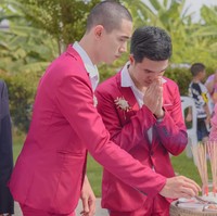 Inilah potret pernikahan Bas dan Smile. Masyarakat Thailand umumnya menerima komunitas LGBTQ. Maka banyak pasangan LGBT yang terang-terangan melakukan upacara pernikahan untuk menunjukkan cinta mereka.  Foto: Facebook