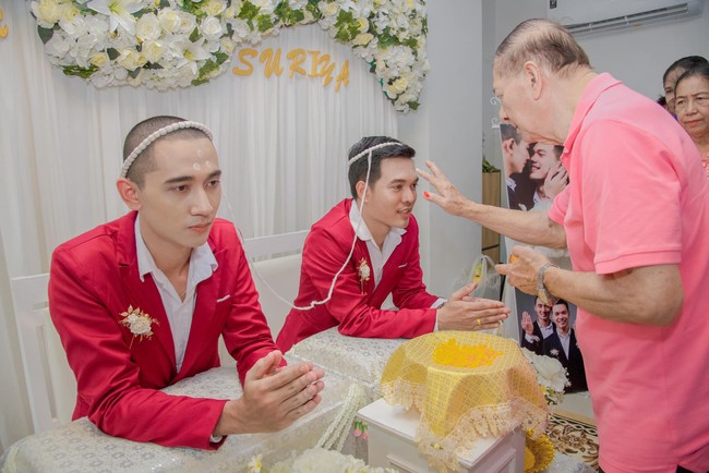 Kami menikah di rumah dan keluarga saya yang hangat, tempat saya sendiri, tanah ibu saya sendiri dan apa yang salah dengan Indonesia dan orang Indonesia ?? Mengapa harus sedramatis itu? Mengapa itu terjadi dengan kami sementara banyak LGBTQ sering melakukan upacara pernikahan di sini? tambah Smile. Foto: Facebook