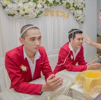 Kami menikah di rumah dan keluarga saya yang hangat, tempat saya sendiri, tanah ibu saya sendiri dan apa yang salah dengan Indonesia dan orang Indonesia ?? Mengapa harus sedramatis itu? Mengapa itu terjadi dengan kami sementara banyak LGBTQ sering melakukan upacara pernikahan di sini? tambah Smile. Foto: Facebook