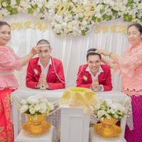 Pasangan gay bernama Bas dan Smile jadi viral setelah mengunggah foto pernikahan mereka. Netizen Indonesia menghujat pasangan tersebut.  Foto: Facebook