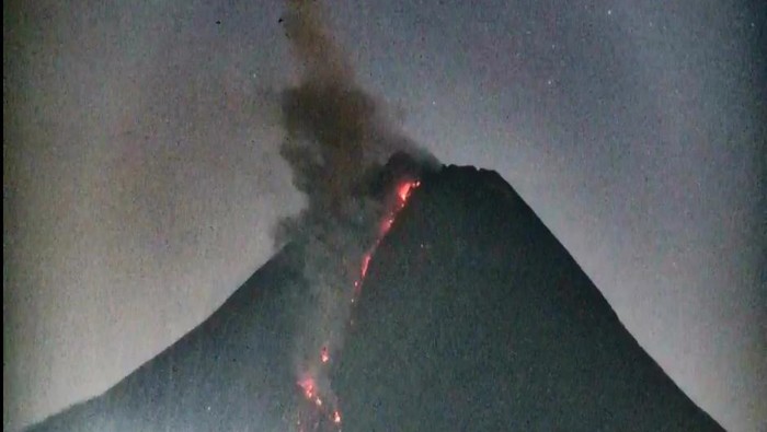 Penampakan erupsi Gunung Merapi 13/4/2021, pukul 04.49 WIB