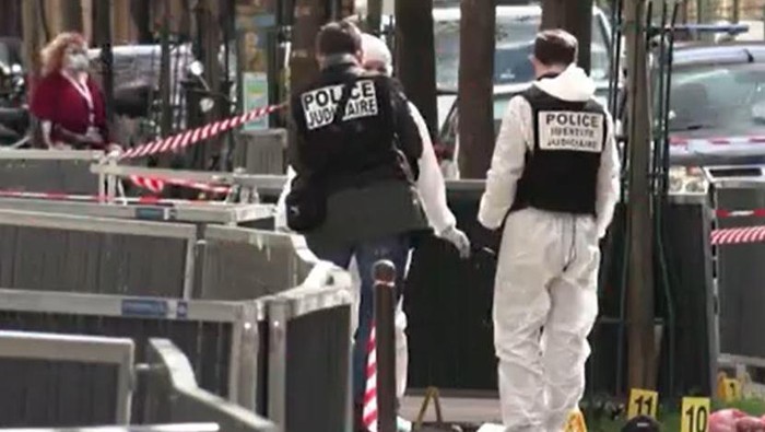 Insiden penembakan terjadi di depan rumah sakit yang menjadi pusat vaksinasi Covid-19 di Paris, Prancis. Polisi menduga, insiden ini dipicu masalah pribadi.
