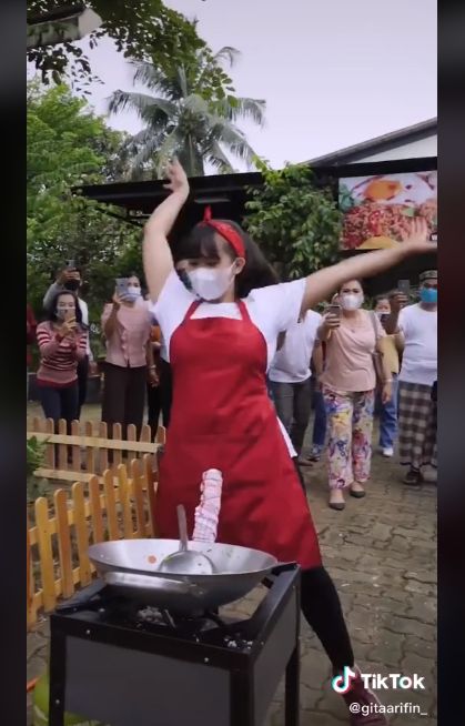 Viral Penjual Nasi Goreng Masak Sambil Akrobat, Ini Fakta Sebenarnya