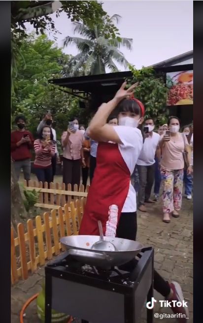 Viral Penjual Nasi Goreng Masak Sambil Akrobat, Ini Fakta Sebenarnya