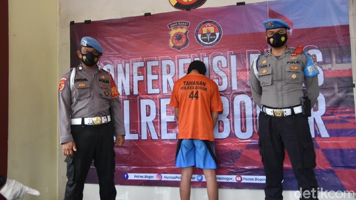 Polisi menangkap salah satu pelaku perampokan rumah makn gratis dan pencuri ponsel milik disabilitas di Bogor.
