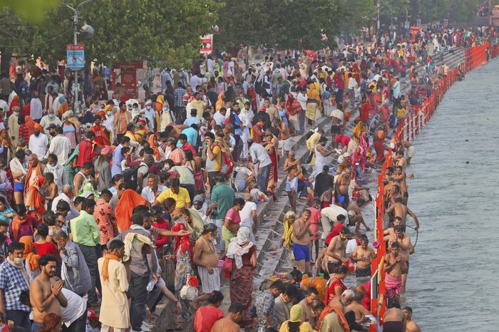 Perayaan festival keagamaan India di Sungai gangga