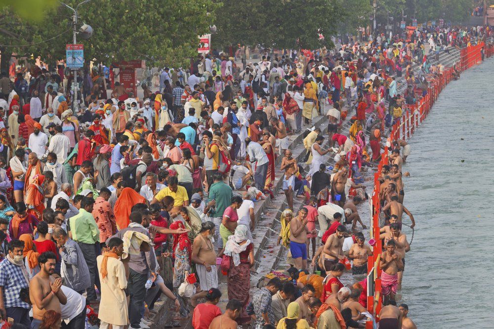 Perayaan festival keagamaan India di Sungai gangga