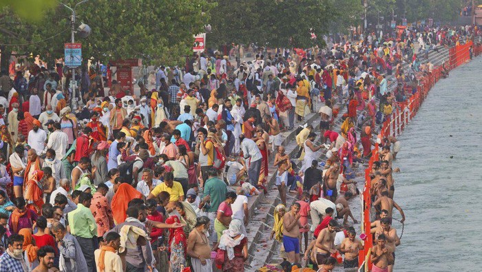 Perayaan festival keagamaan India di Sungai gangga Perayaan festival keagamaan India di Sungai gangga