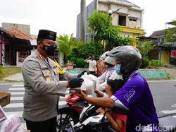 Bagi Takjil di Bojonegoro Sekaligus Jadi Ajang Sosialiasasi Larangan Mudik
