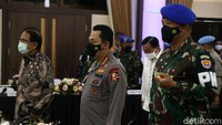 Kapolri Jenderal Pol Listyo Sigit Prabowo bersama Menteri Agraria dan Tata Ruang/Kepala Badan Pertanahan Nasional Sofyan Djalil dan Kadiv Propam Polri Irjen Pol Ferdy Sambo meluncurkan aplikasi Proram Presisi di Mabes Polri, Jakarta, Selasa (13/04/2021).