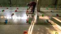 Penyajian bubur untuk warga setempat dan kaum dhuafa tersebut telah menjadi tradisi selama lebih dari seratus tahun dan pertama kali dilakukan oleh pedagang asal India yang menetap di kampung itu. ANTARA FOTO/Aji Styawan.
