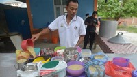Tradisi berbagai Kanji Rumbi berbahan dari rempah, sayur, beras, udang, daging, kentang dan wortel serta bahan lainnya hanya dijumpai di masjid pada bulan Ramadhan. ANTARA FOTO/Ampelsa.