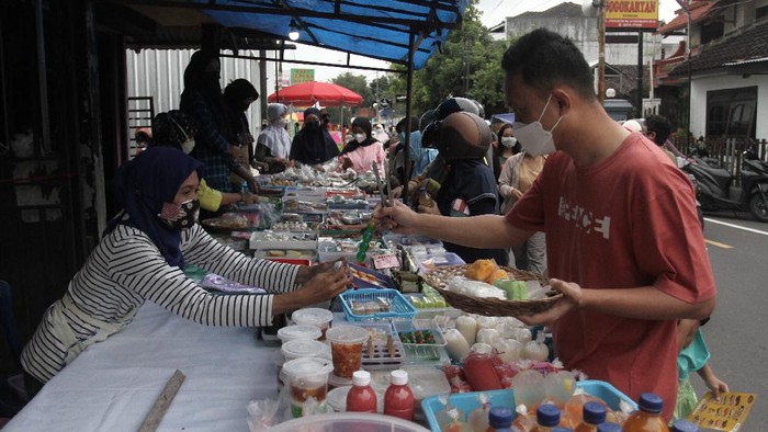 Potret Buka Puasa di Hari Pertama Ramadhan dari Semarang-Malang Momen berbuka puasa di hari pertama Ramadhan kerap dinanti oleh umat Islam di berbagai daerah Indonesia. Berikut potret buka puasa dari Semarang hingga Malang.