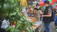 Warga membeli makanan untuk berbuka puasa di Pasar Takjil Benhil, Jakarta, Selasa (13/4/21). ANTARA FOTO/Akbar Nugroho Gumay.