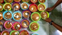 Momen berbuka puasa hari pertama Ramadhan kerap dinanti oleh umat Islam di berbagai daerah Indonesia. Pengurus Masjid Jami Pekojan menyiapkan bubur India sebagai tradisi sajian berbuka puasa di Kampung Pekojan, Purwodinatan, Semarang, Jawa Tengah, Selasa (13/4/2021). ANTARA FOTO/Aji Styawan  