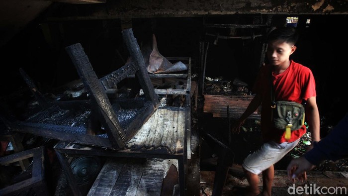 Ratusan kios di Pasar Inpres, Pasar Minggu, Jakarta Selatan, ludes terbakar pada Senin (12/4) malam. Para pedagang pun tertegun melihat kondisi kiosnya usai kebakaran.