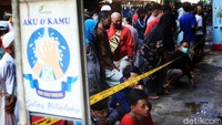 Para pedagang tampak terlihat sedih saat melihat kondisi kiosnya yang hangus terbakar.