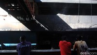 Pedagang tertegun di depan kios pasarnya yang terbakar di Pasar Minggu, Jakarta, Selasa (13/4/2021).