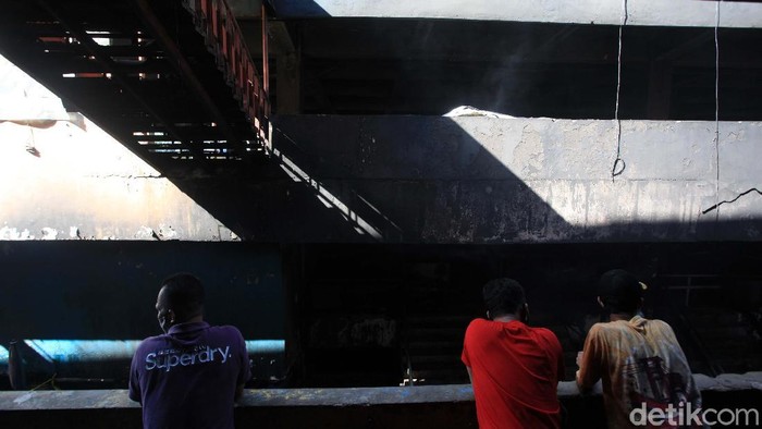 Potret Kesedihan Pedagang Pasar Minggu yang Kiosnya Terbakar Ratusan kios di Pasar Inpres, Pasar Minggu, Jakarta Selatan, ludes terbakar pada Senin (12/4) malam. Para pedagang pun tertegun melihat kondisi kiosnya usai kebakaran.