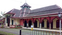Peletakan batu pertama pembangunan Masjid Cipaganti diketahui dilakukan pada 7 Februari 1933. Masjid yang dirancang oleh arsitek Belanda bernama Charles Prosper Wolff Schoemaker ini kemudian diresmikan pada 27 Januari 1934. Dok. www.simas.kemenag.go.id.