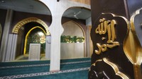 Perpaduan unsur Eropa dan kebudayaan tradisional Jawa terlihat dari atap yang berbentuk tajug tumpang dua, tembok ukir, gerbang utama, serta kaligrafi yang terdapat di mihrab dan mimbar utama. Dok. Syahda Musthafa/Humas.Bandung.go.id.