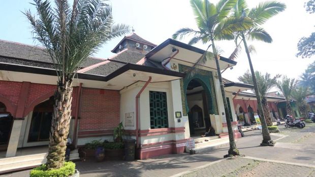 Masjid Besar Cipaganti terkenal sebagai salah satu masjid tertua dan bersejarah di Bandung. Masjid yang didirikan tahun 1933 ini dirancang oleh arsitek Belanda.