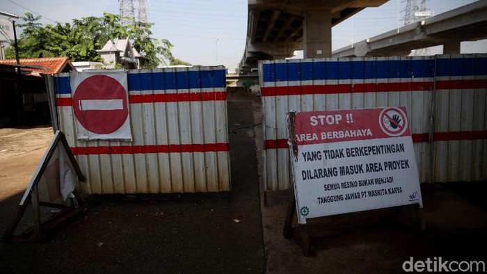 Potret Proyek Pelebaran Jembatan Kali Cakung yang Belum Rampung Proyek pelebaran Jembatan Kali Cakung dimulai pada November 2020 lalu dan ditargetkan selesai Januari 2021. Namun hingga kini proyek itu tampak belum rampung.
Suasana proyek pelebaran jembatan kali cakung tampak mengkrak tak ada pekerjaan di arteri sisi selatan Jalan KH Noor Ali, Kalimalang, Kota Bekasi, Jawa Barat, Selasa (13/4/2021). Pembangunan ini sebelumnya dilakukan oleh pengelolan tol Becakayu dan mulai November 2020 hingga ditargetkan selesai Januari 2021 namun hingga kini belum selesai dan tidak ada tanda berlangsung pekerjaan. Proyek ini dalam rangka peningkatan ruas Jalan KH. Noer Ali sisi selatan sebagai akibat pelaksanaan proyek Jalan Tol Becakayu Seksi 2A Jembatan Caman sampai dengan simpang BCP (Bekasi Cyber Park). Hingga kini rekayasa lalu lintas Jalan KH Noer Ali yang diterapkan dari Jembatan 6 hingga Simpang Caman Alternatif 2. Pengalihan arus lalu lintas ini menggunakan skema lawan arus atauΒ contraflow. Agung Pambudhy/Detikcom.