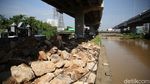 Foto Proyek Pelebaran Jembatan Kali Cakung yang Tak Kunjung Rampung