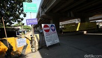 Tak tampak aktivitas pengerjaan proyek pelebaran di arteri sisi selatan Jalan KH Noor Ali, Kalimalang, Kota Bekasi, Jawa Barat.