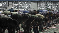 Sejumlah prajurit TNI AL melaksanakan salat tarawih pertama di geladak helikopter KRI Teluk Bintuni-520 saat berlayar di Laut Jawa, Senin (12/4/2021). ANTARA FOTO/M Risyal Hidayat.