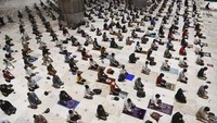 Begini suasana salat tarawih pertama di Masjid Istiqlal, Jakarta. ANTARA FOTO/Hafidz Mubarak.