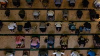 Umat muslim melaksanakan salat tarawih di Masjid Agung Jawa Tengah (MAJT), Semarang, Jawa Tengah. ANTARA FOTO/Aji Styawan.