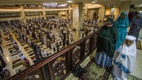Masjid Raya Sabilal Muhtadin, Banjarmasin, Kalimantan Selatan, penuh oleh jemaah tarawih. ANTARA FOTO/Bayu Pratama S.