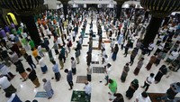 Sejumlah umat Islam menunaikan salat Tarawih di masjid Baiturrahman, Kabupaten Gorontalo, Gorontalo, Senin (12/4/2021). ANTARA FOTO/Adiwinata Solihin.