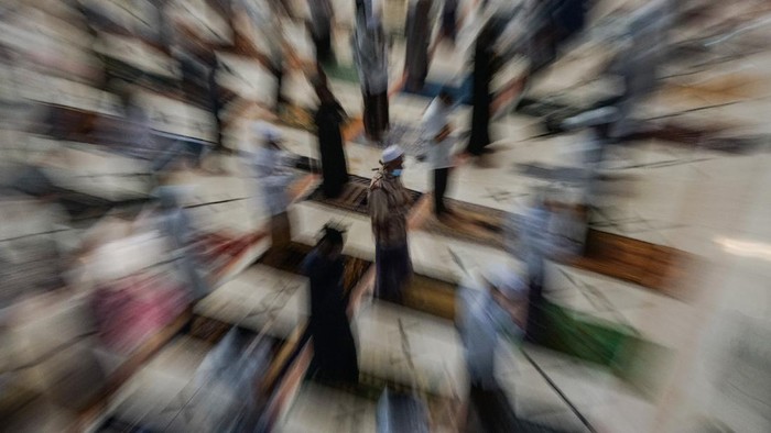 Potret Salat Tarawih Pertama di Beberapa Wilayah Indonesia Umat Islam telah melakukan salat tarawih pertama bulan Ramadhan pada Senin (12/4) malam. Begini potret salat tarawih pertama di sejumlah daerah di Indonesia.