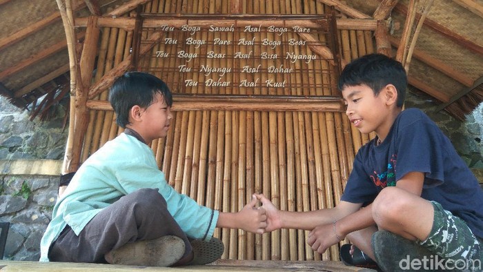 Potret toleransi warga muslim dan Sunda Wiwitan di Kampung Adat Cirendeu