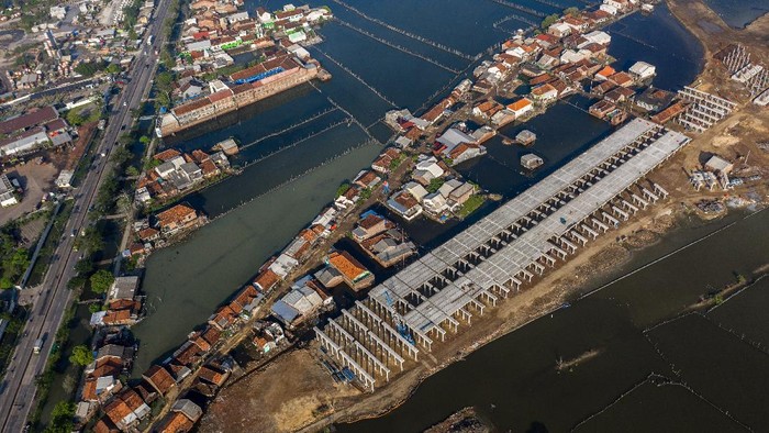 Foto udara proyek pembangunan Jalan Tol Semarang - Demak seksi II di Kecamatan Sayung, Kabupaten Demak, Jawa Tengah, Selasa (13/4/2021). PT PP - Wika Join Operation selaku kontraktor pelaksana proyek senilai Rp15,3 triliun tersebut menargetkan penyelesaian jalan tol sepanjang 27 kilometer yang akan terintegrasi dengan tanggul laut itu pada Mei 2022 mendatang, hingga hari ini (13/4/2021)  progres pembangunannya telah mencapai sekitar 40 persen. ANTARA FOTO/Aji Styawan/hp.