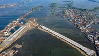 Foto udara proyek pembangunan Jalan Tol Semarang - Demak seksi II di Kecamatan Sayung, Kabupaten Demak, Jawa Tengah, Selasa (13/4/2021).
