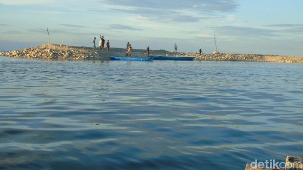 Pulau kecil muncul di perairan Kabupaten Rote Ndao NTT usai terjadi badai dampak kelahiran Siklon Tropis Seroja (dok Camat Loahulu)